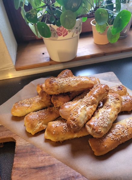 Licht pittige kipsaté worstenbroodjes