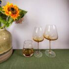 Foto van een glazenset in kleur amber, wit, rood en waterglas