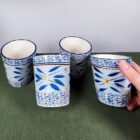 Foto van koffiemok met blauwe bloemen