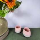 foto van roze koffiemokken