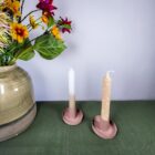 foto van een roze kaarshouder met twee leuke kaarsen erin