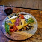 foto van een borrelplank en wijnglas met rode wijn