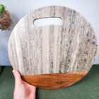 foto van een marmere borrelplank met een houten vlak