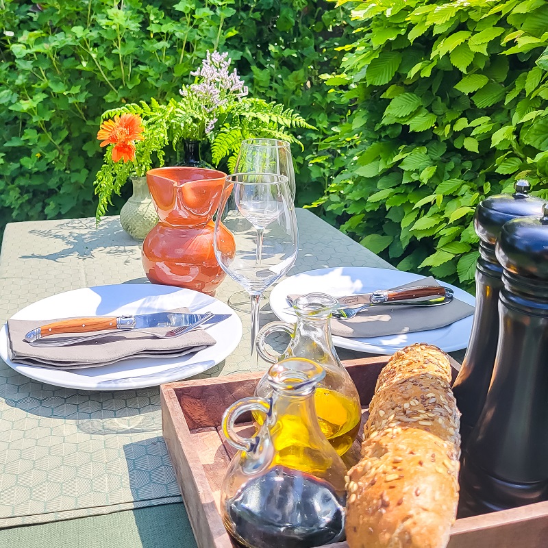 afbeelding-van-een-gedekte-tafel-met-witte-dinerborden