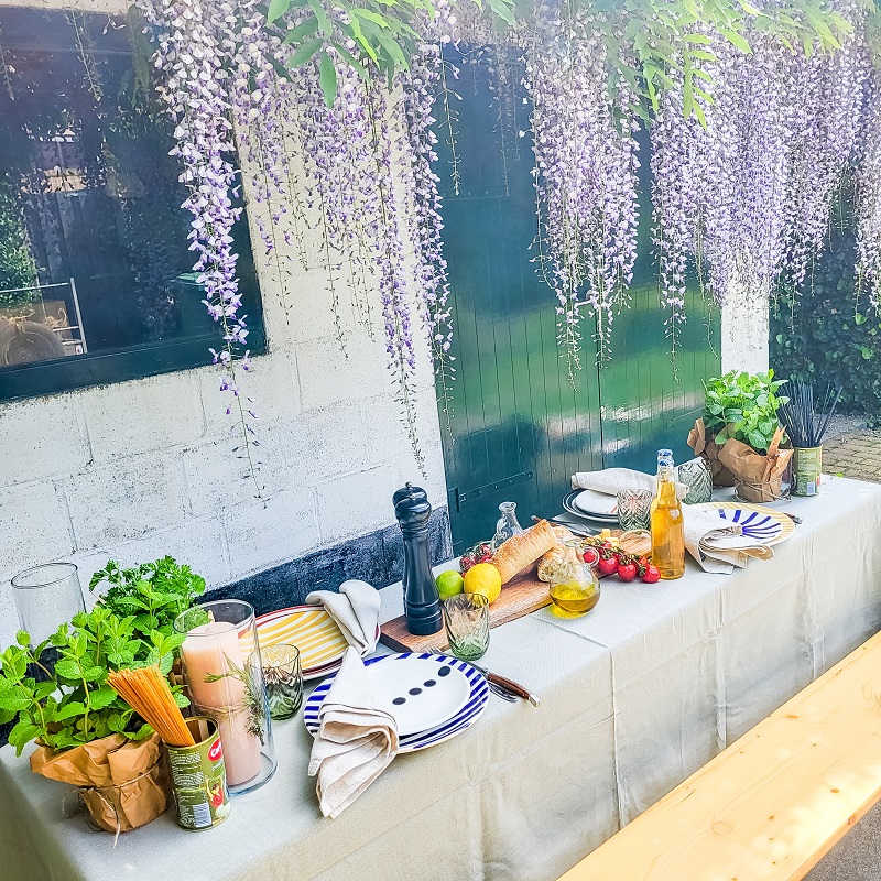 afbeelding-van-mediteraanse-tafel-met-gekleurde-italiaanse-borden-en-verse-decoratie
