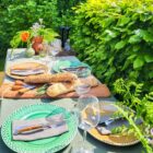 afbeelding-van-een-gedekte-tafel-met-groene-en-umbre-dinerborden
