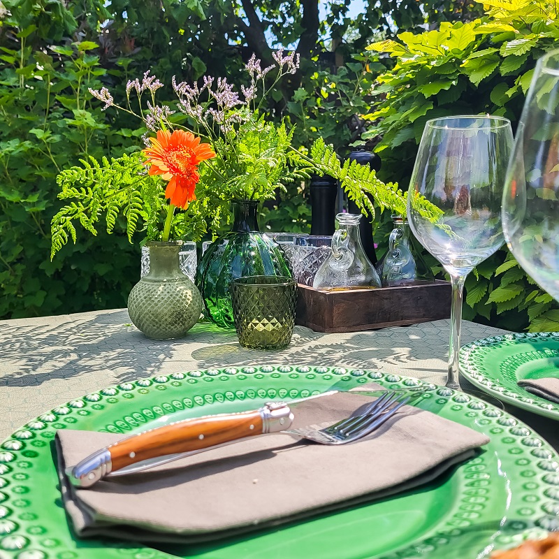 afbeelding-van-groen-dinerbord-en-houten-kistje-met-olijfolie-en-peper-zout