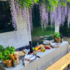 afbeelding-van-mediteraanse-tafel-met-gekleurde-italiaanse-borden-en-verse-decoratie