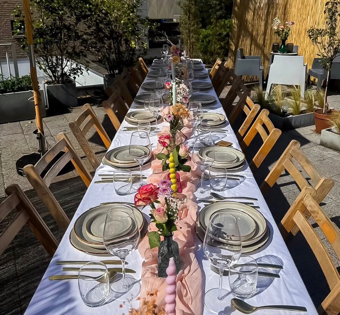 gedekte tafel voor 21 diner