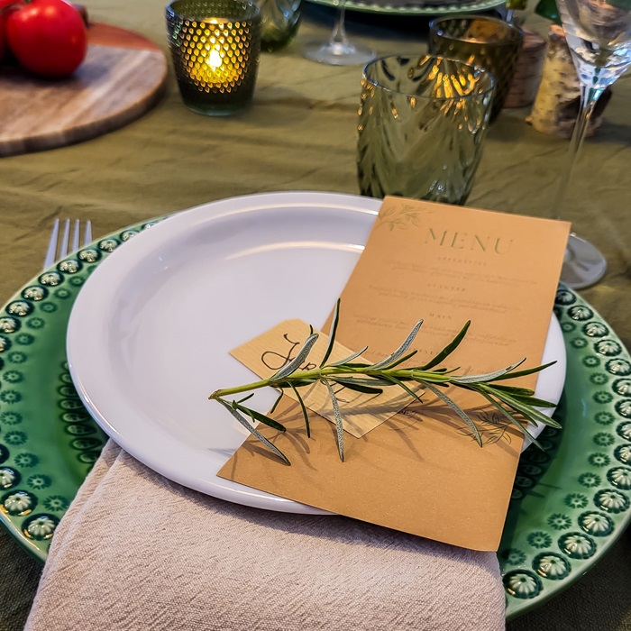 menukaart en naamkaartje op een bord