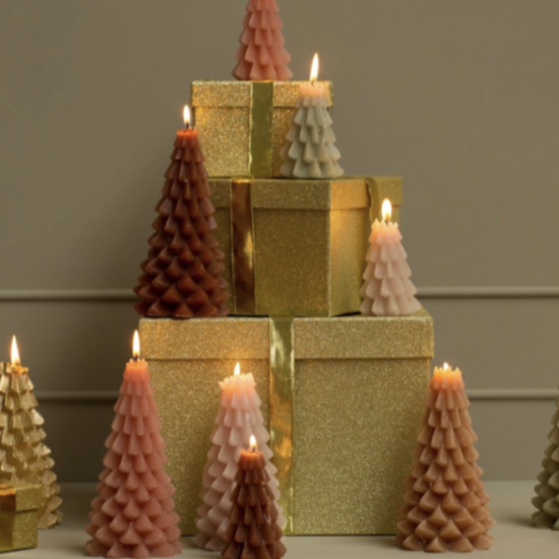 Kerstbomenkaars in diverse kleuren voor de perfecte feestdag tafelstyling