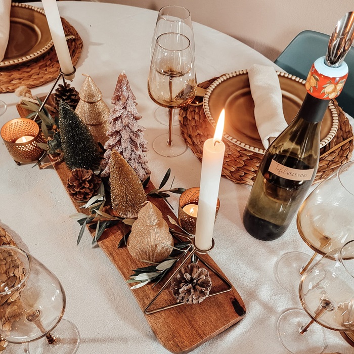 kersttafel met luxe glaswerk, servies en accessoires