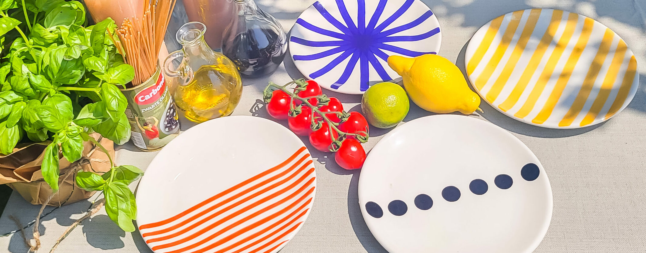 Afbeedling voor Footer, Vrolijk italiaans servies Styling & verhuur Tafel beleving,