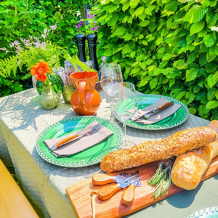 Karaf op tafel en brood, laat de gast zelf handelingen uitvoeren I tafel beleving