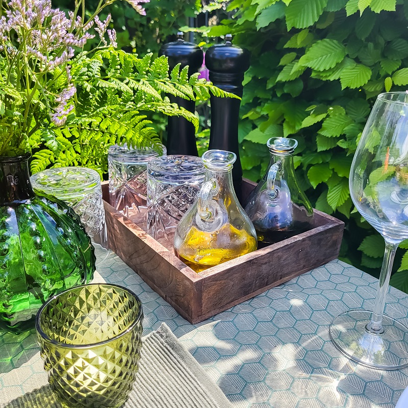 tafeldecoratie, een kistje met peper en zout en olijfolie op tafel l I Tafel beleving