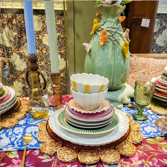 Een gedekte tafel met drukke prints | Tafel beleving