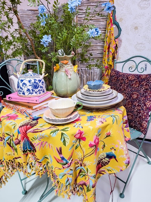tafeldecoratie, een vrolijk gedekte tafel met veel kleur I Tafel beleving