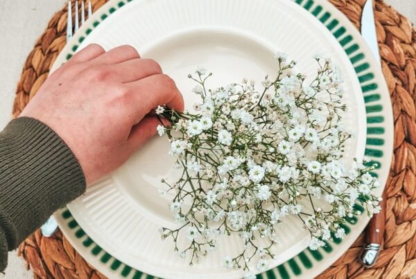Voorjaarsbloemen voor een gedekte tafel | Tafel beleving