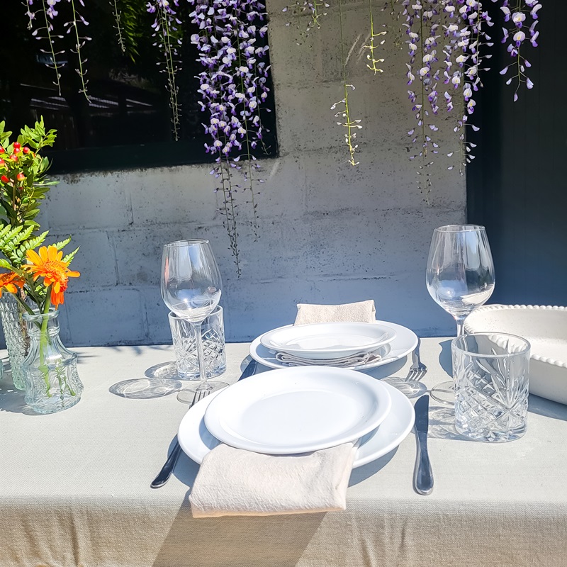 Gedekte tafel met wit servies | Tafel beleving