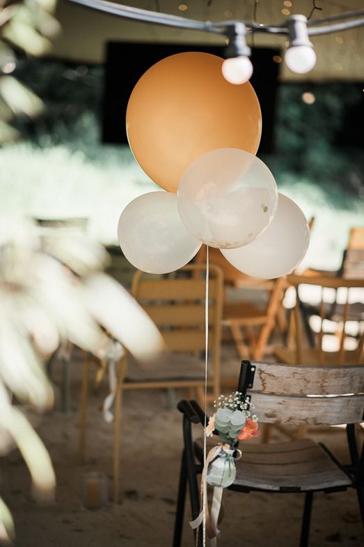 bruiloft styling, ballonnen in het gangpad | Tafel beleving