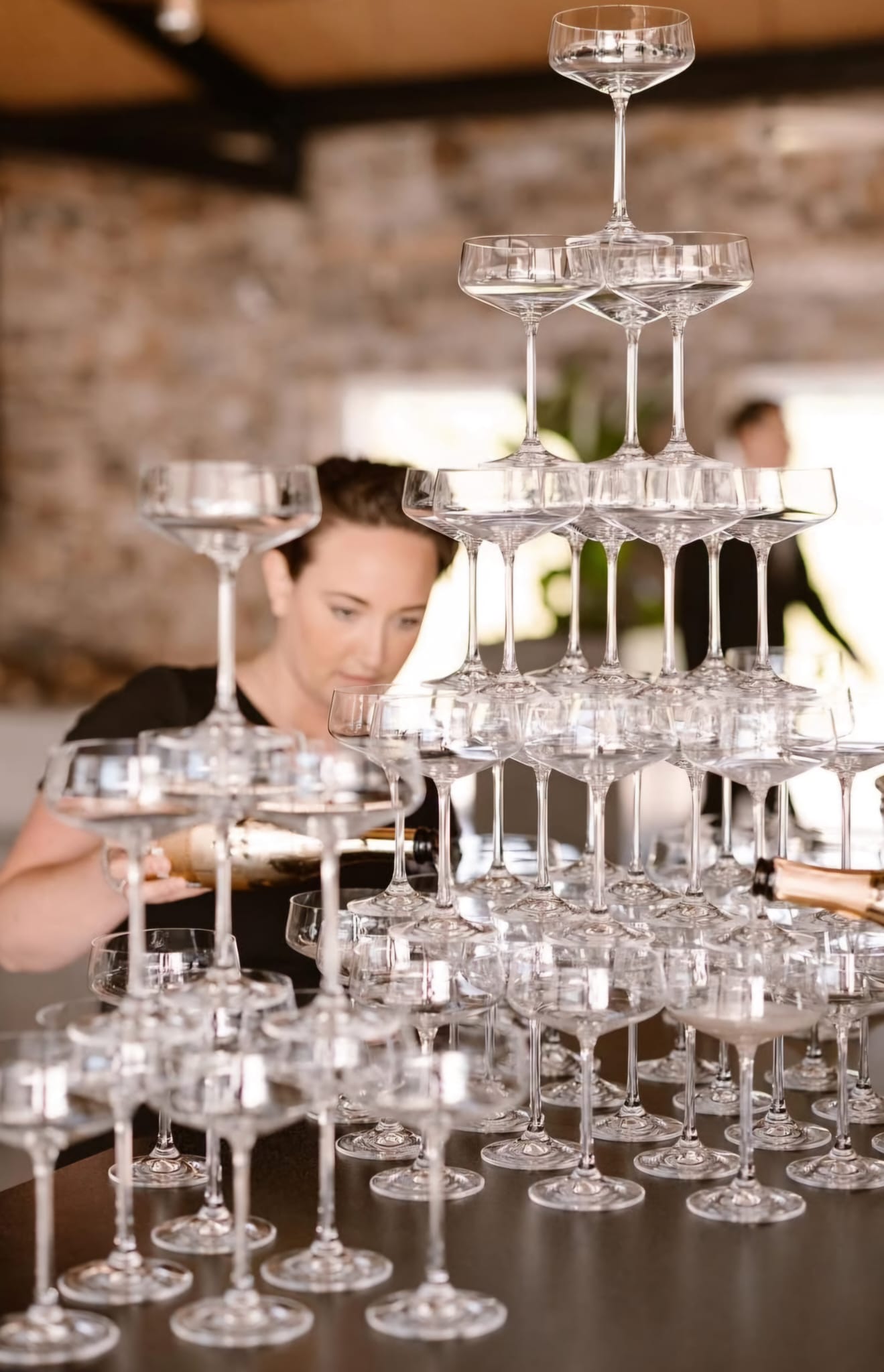 Aniek schenkt een champagne toren in - Tafel beleving