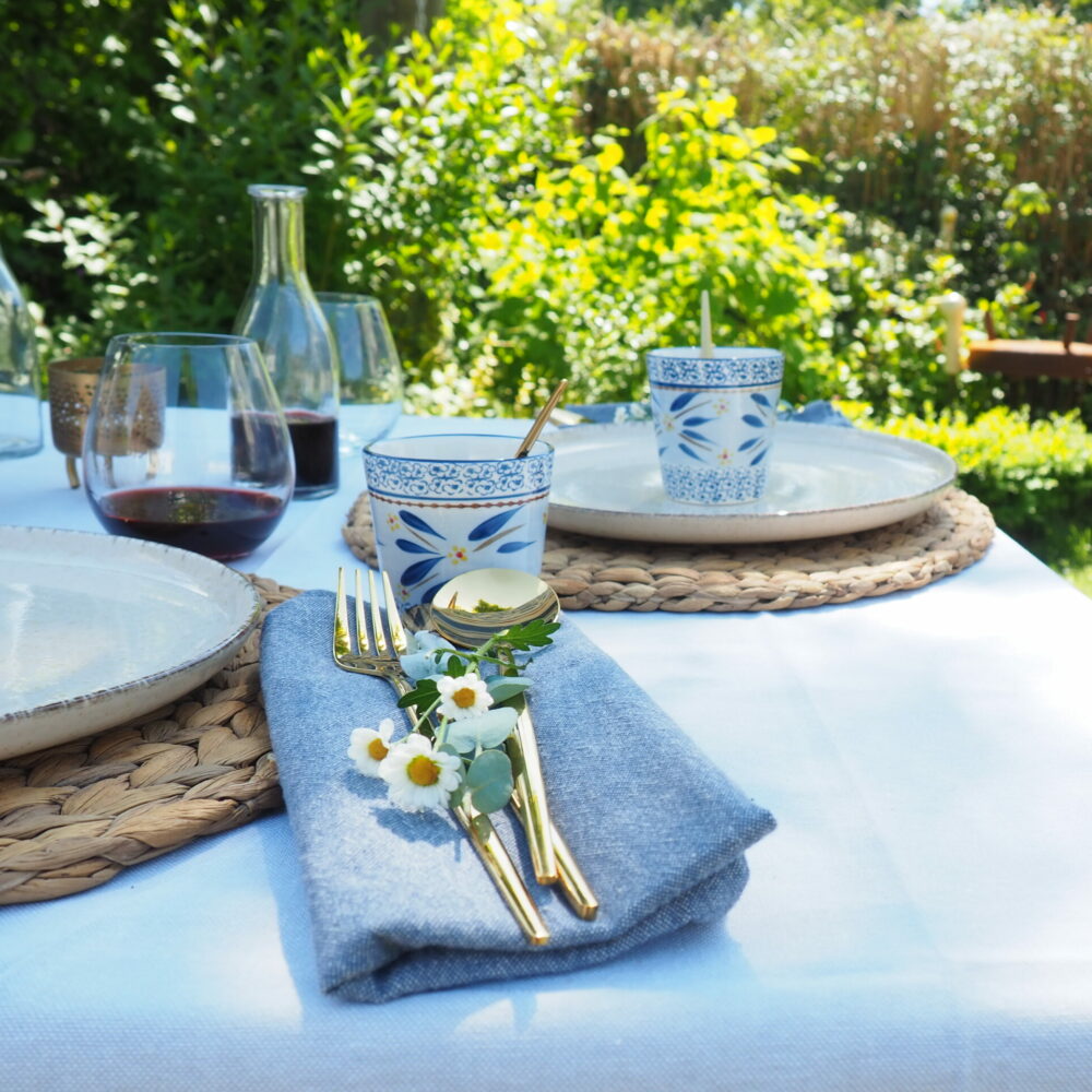 blauwe-kofiemok-en-bloemetjes-op-tafel.
